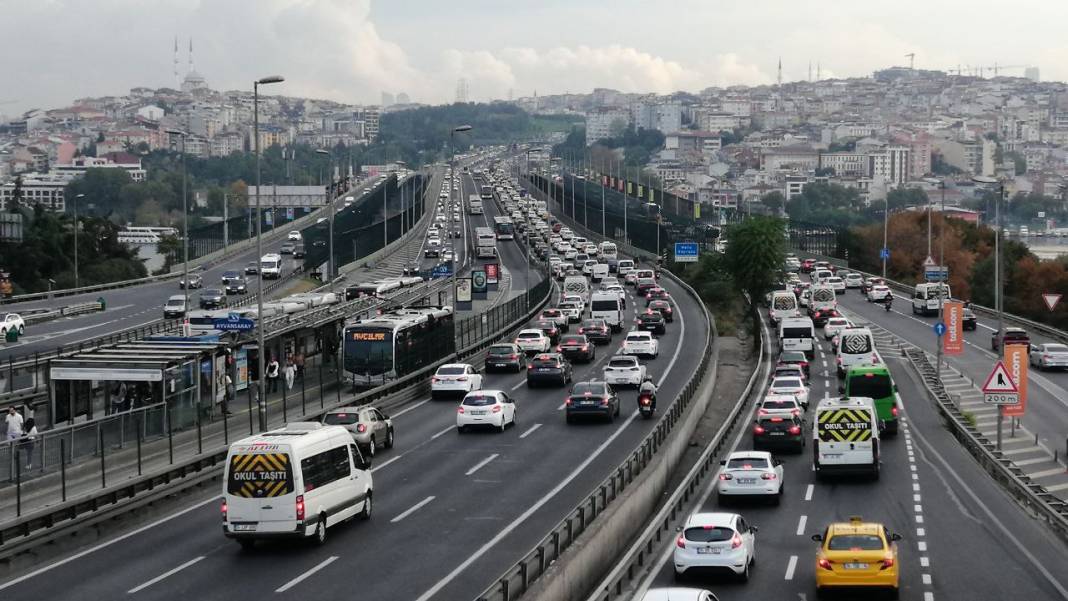 Okullarda uyum haftası başladı: İstanbul'da trafik felç oldu 14